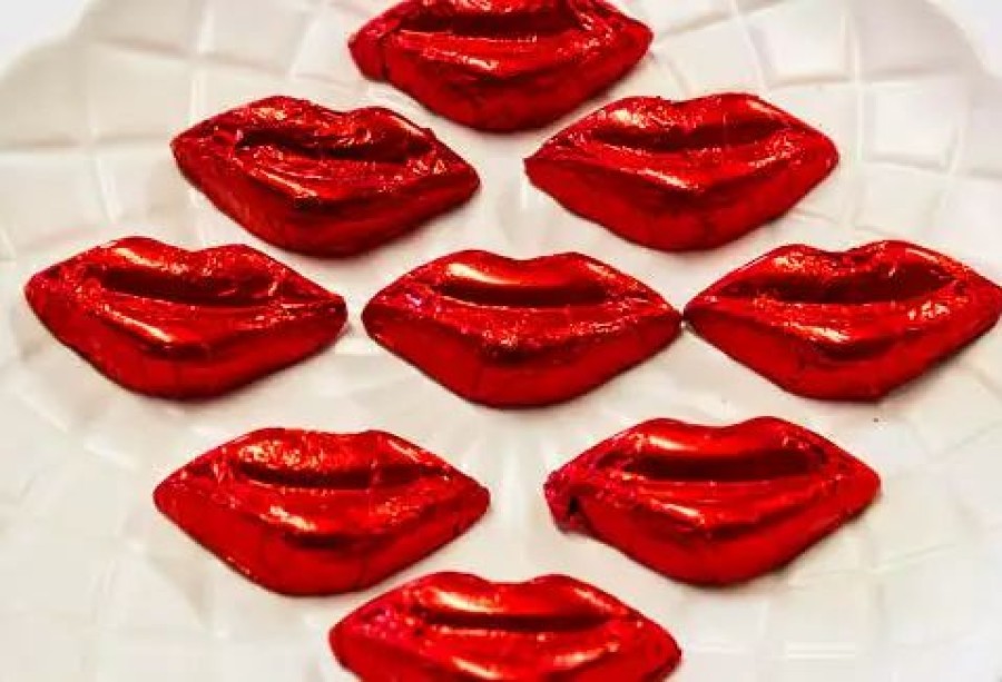 Lollies & Chocolate * | Chocolate Gems Kisses Milk Chocolate Lips In Red Foil 400G