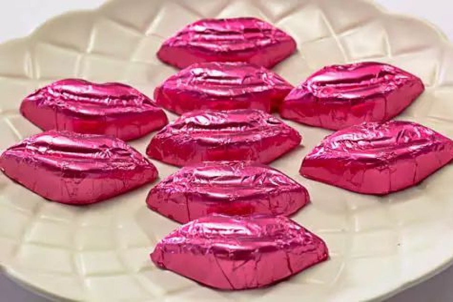 Lollies & Chocolate * | Chocolate Gems Kisses Milk Chocolate Lips In Pink Foil 400G Chocolates Milk, Dark & White