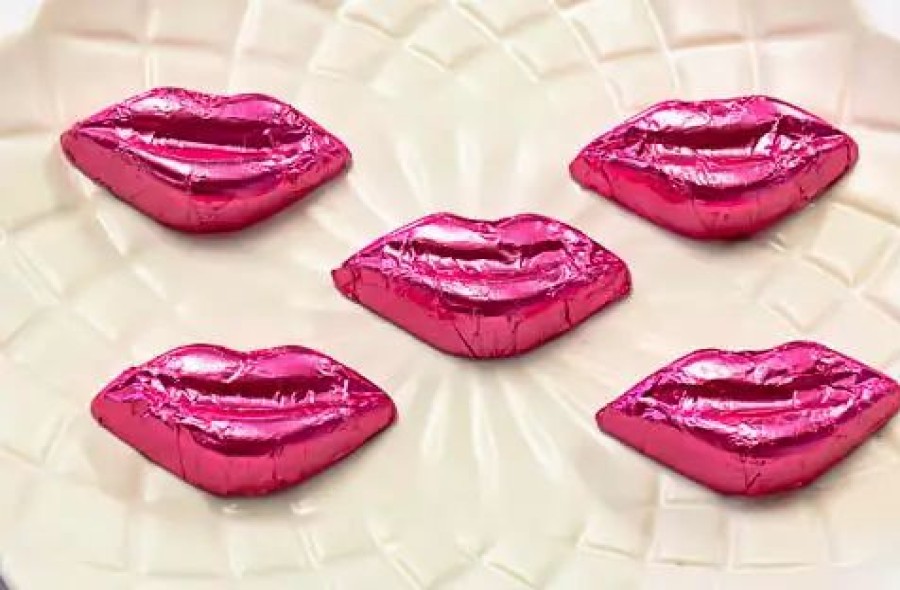 Lollies & Chocolate * | Chocolate Gems Chocolates Milk, Dark & White Kisses Milk Chocolate Lips In Pink Foil 5Kg